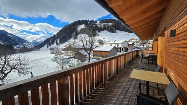 Balkon met uitzicht Alpinegold Residenz Rauris.